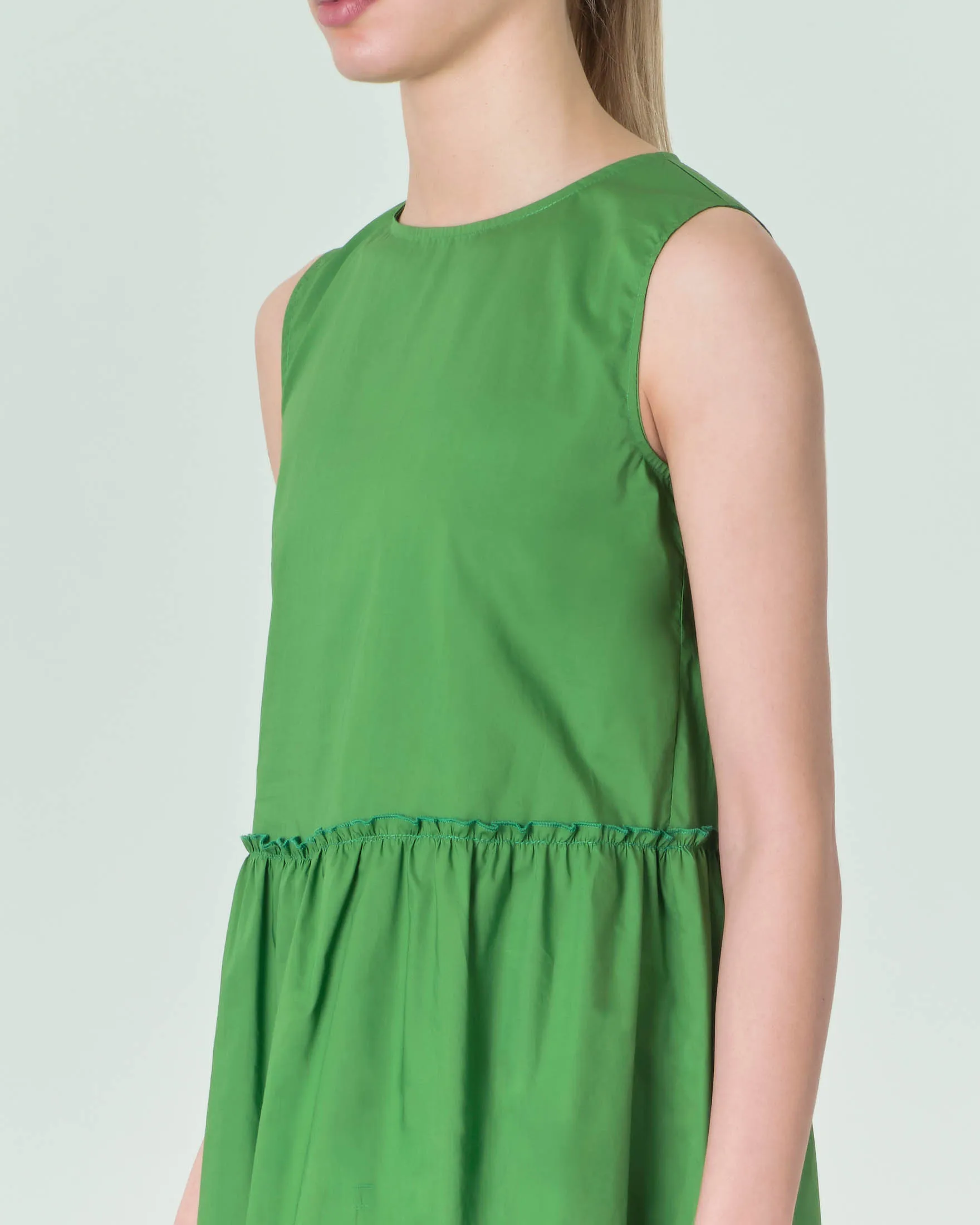 Abito midi smanicato in popeline verde chiaro dalla linea svasata con arricciatura in vita