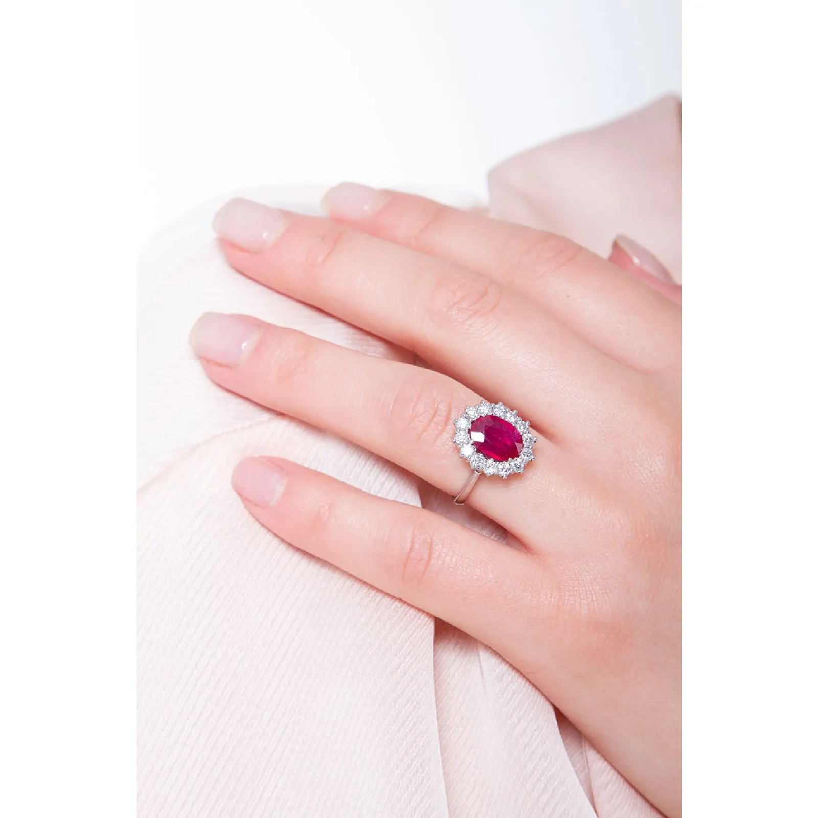 Anello contorno in oro bianco 18k con diamanti e Rubino ovale