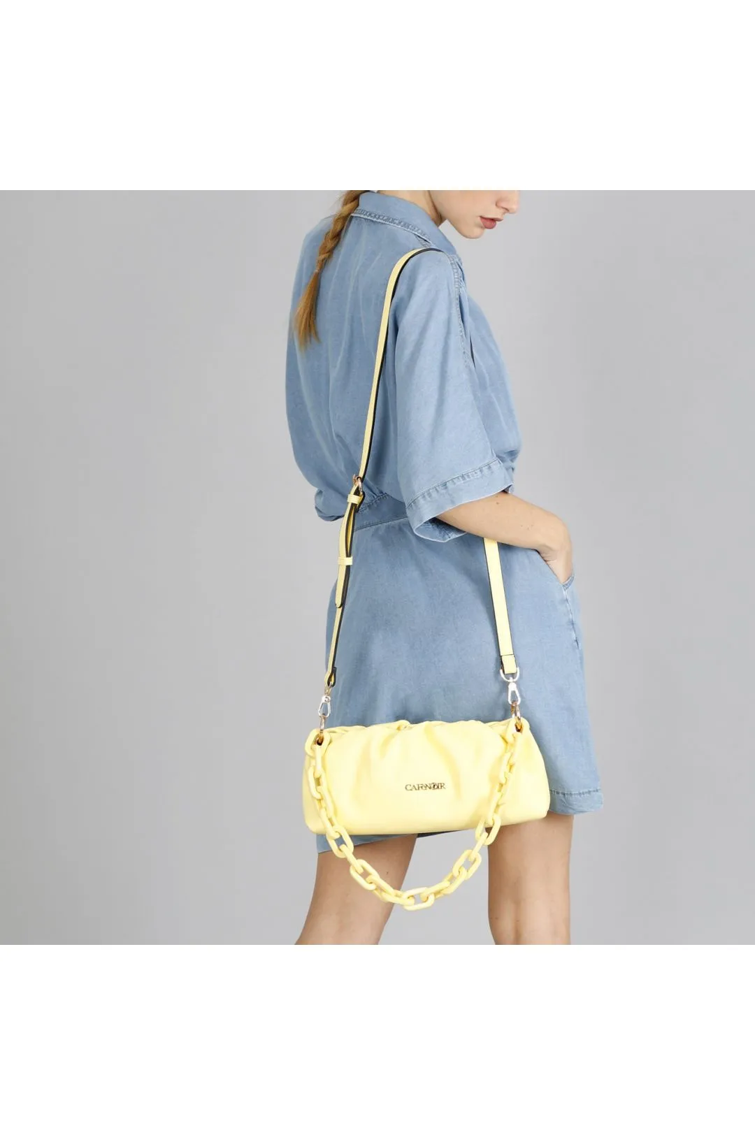 borsa a tracolla con pieghe morbide e catene giallo