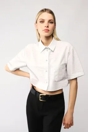 Camicia cropped a righe con colletto classico e taschino applicato