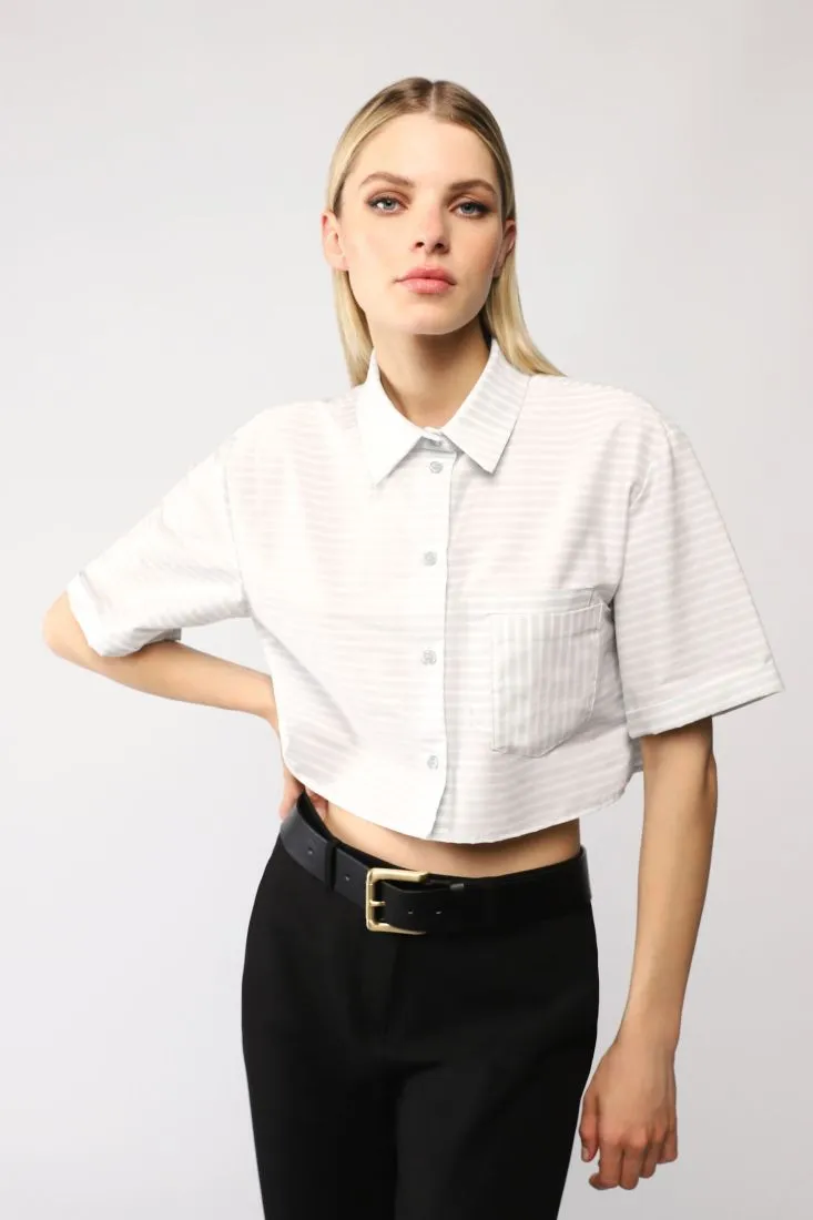 Camicia cropped a righe con colletto classico e taschino applicato