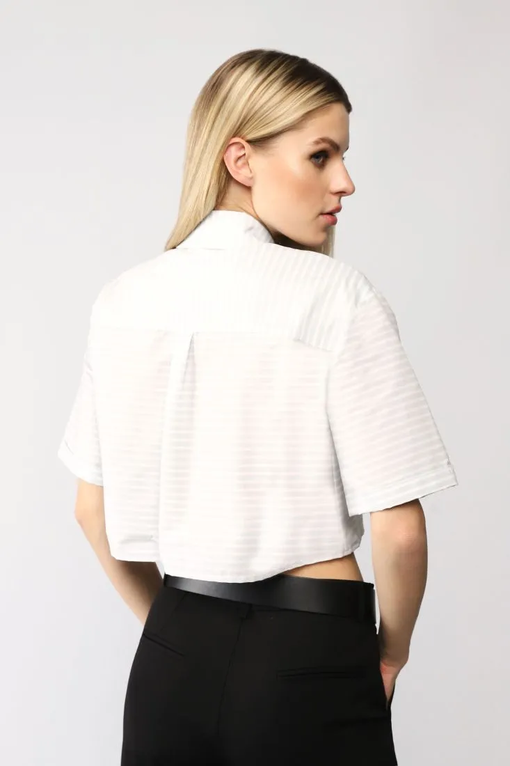Camicia cropped a righe con colletto classico e taschino applicato