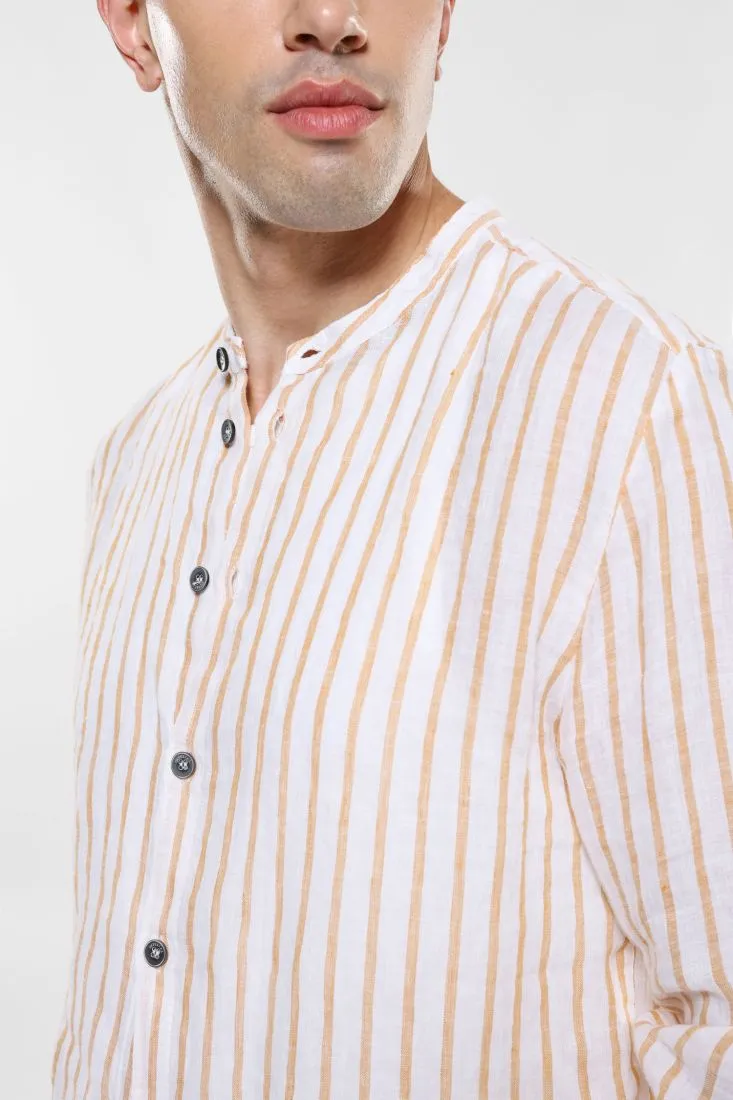 Camicia fantasia rigata in lino con bottoni a contrasto