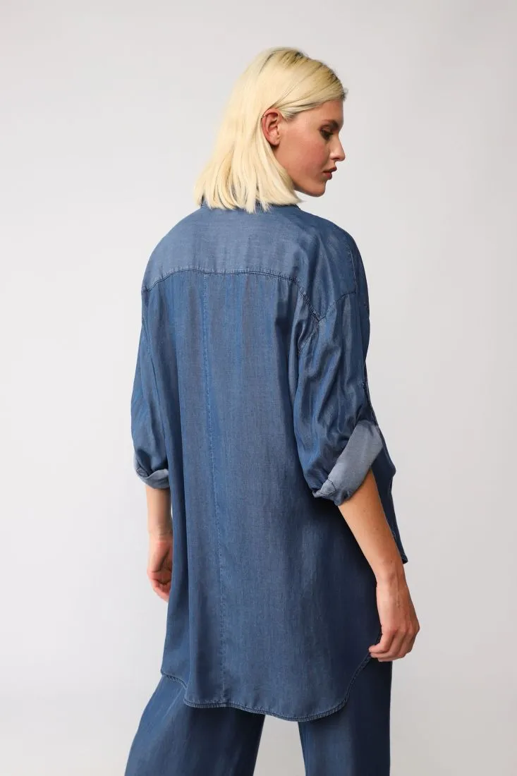 Camicia oversize monocolour con mostrine e orlo asimmetrico