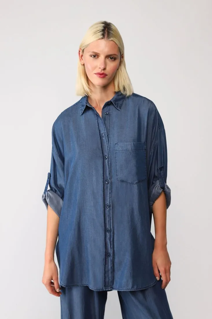 Camicia oversize monocolour con mostrine e orlo asimmetrico