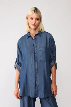 Camicia oversize monocolour con mostrine e orlo asimmetrico