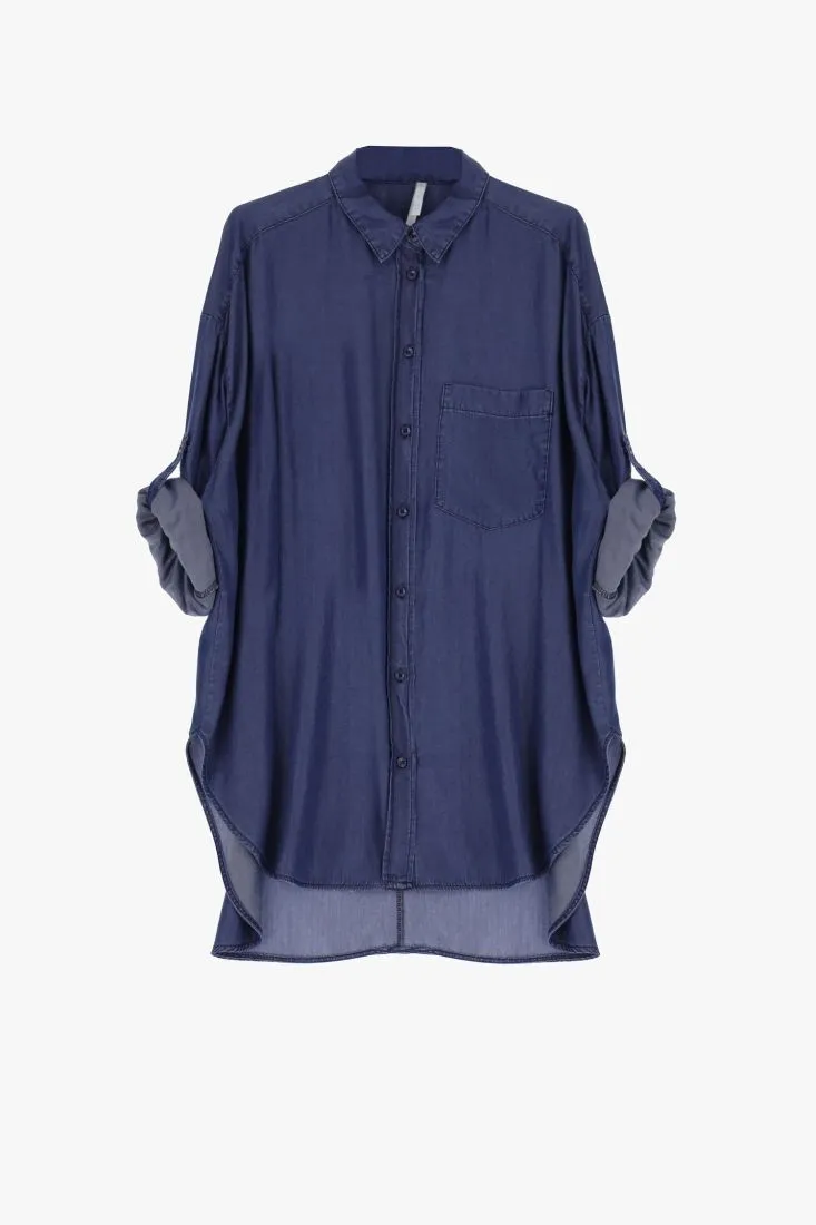 Camicia oversize monocolour con mostrine e orlo asimmetrico