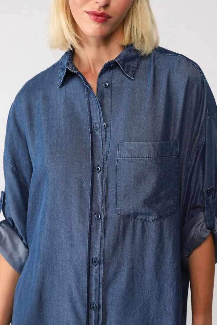 Camicia oversize monocolour con mostrine e orlo asimmetrico