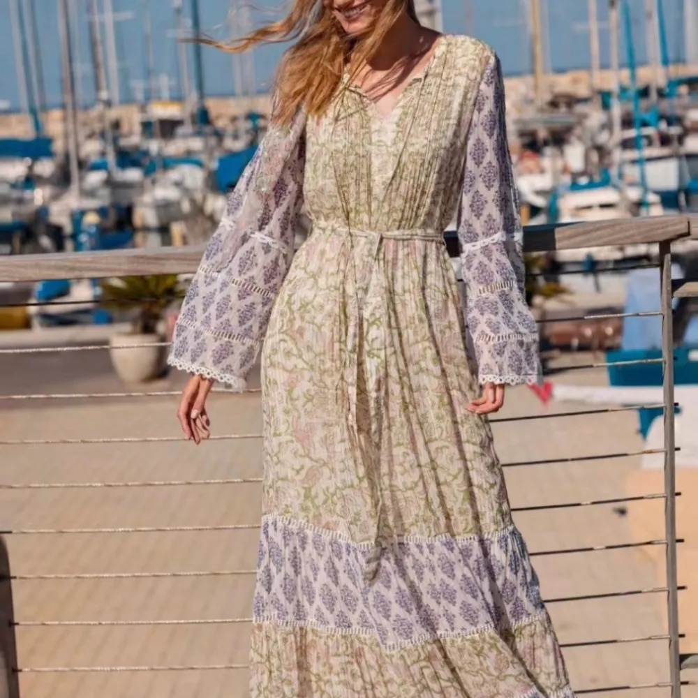 E il nuovo abito lungo romantico dal design coordinato con colori stampati con scollo a V autunnale 2023