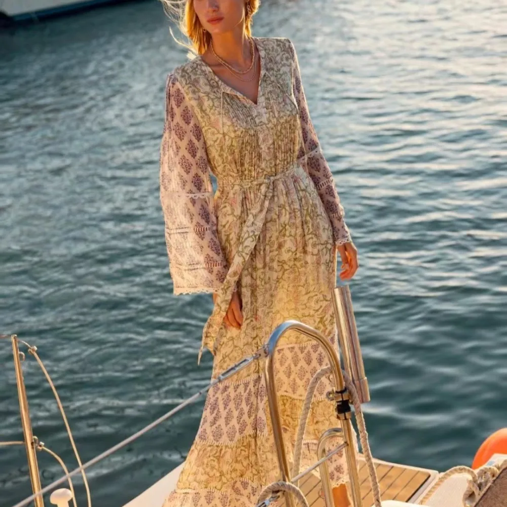 E il nuovo abito lungo romantico dal design coordinato con colori stampati con scollo a V autunnale 2023