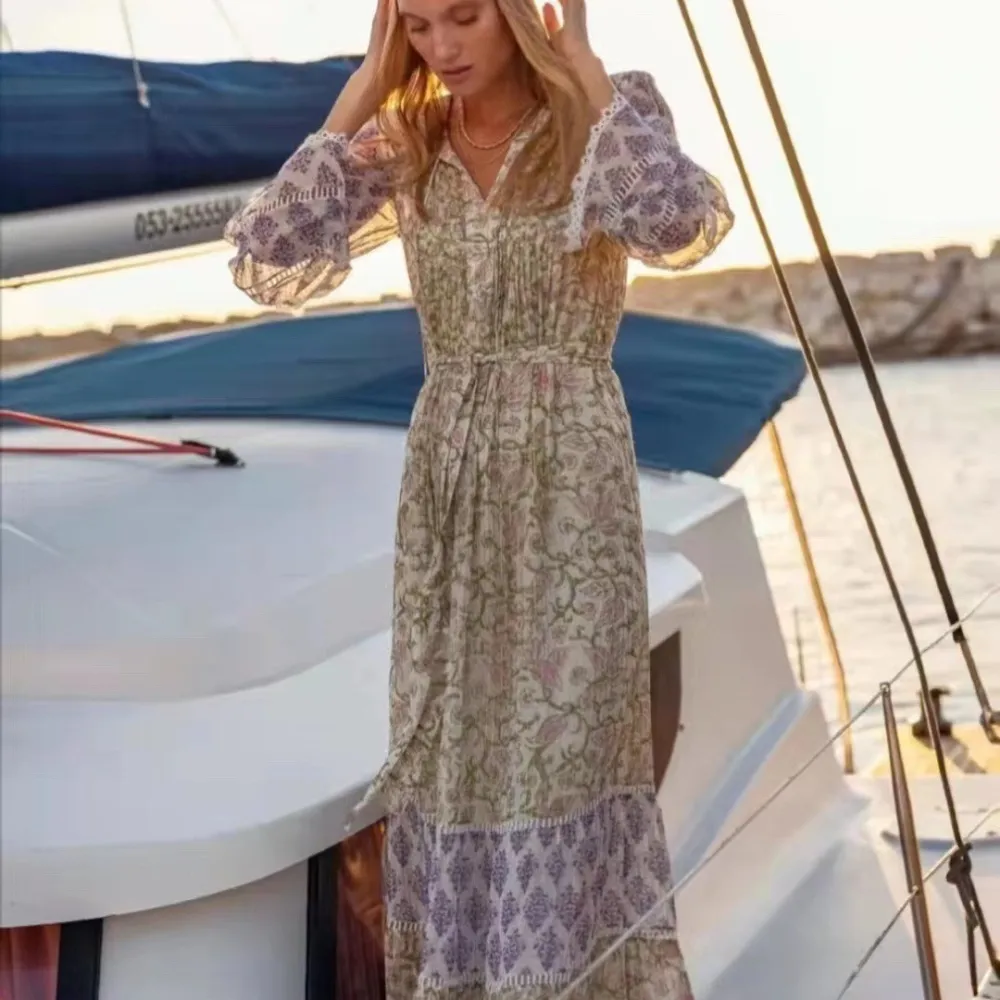 E il nuovo abito lungo romantico dal design coordinato con colori stampati con scollo a V autunnale 2023