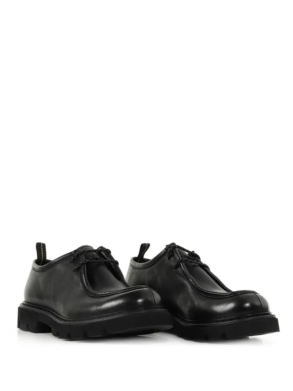 Lace-up in leather