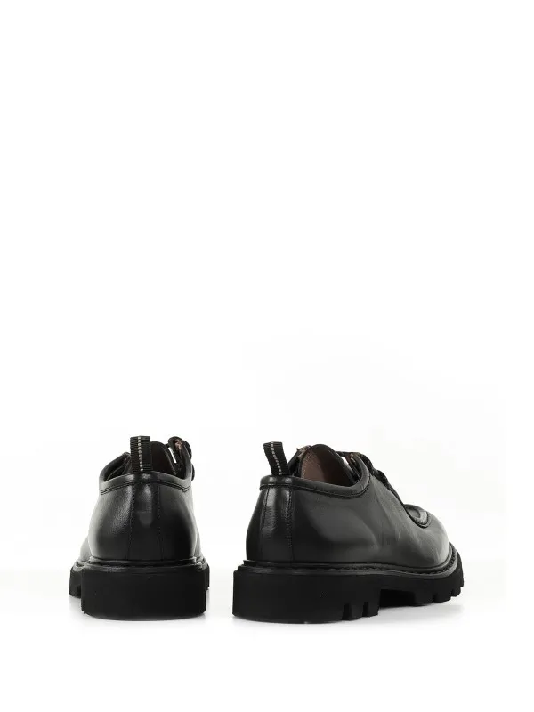 Lace-up in leather