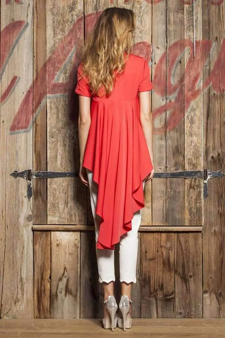 Maglia rossa a maniche corte - colletto - asimmetrica