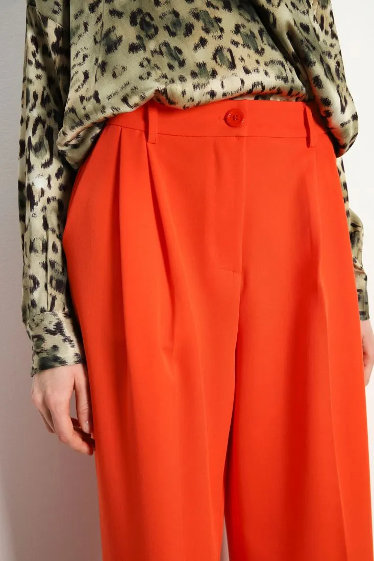 Pantaloni a palazzo con pinces e piega stirata