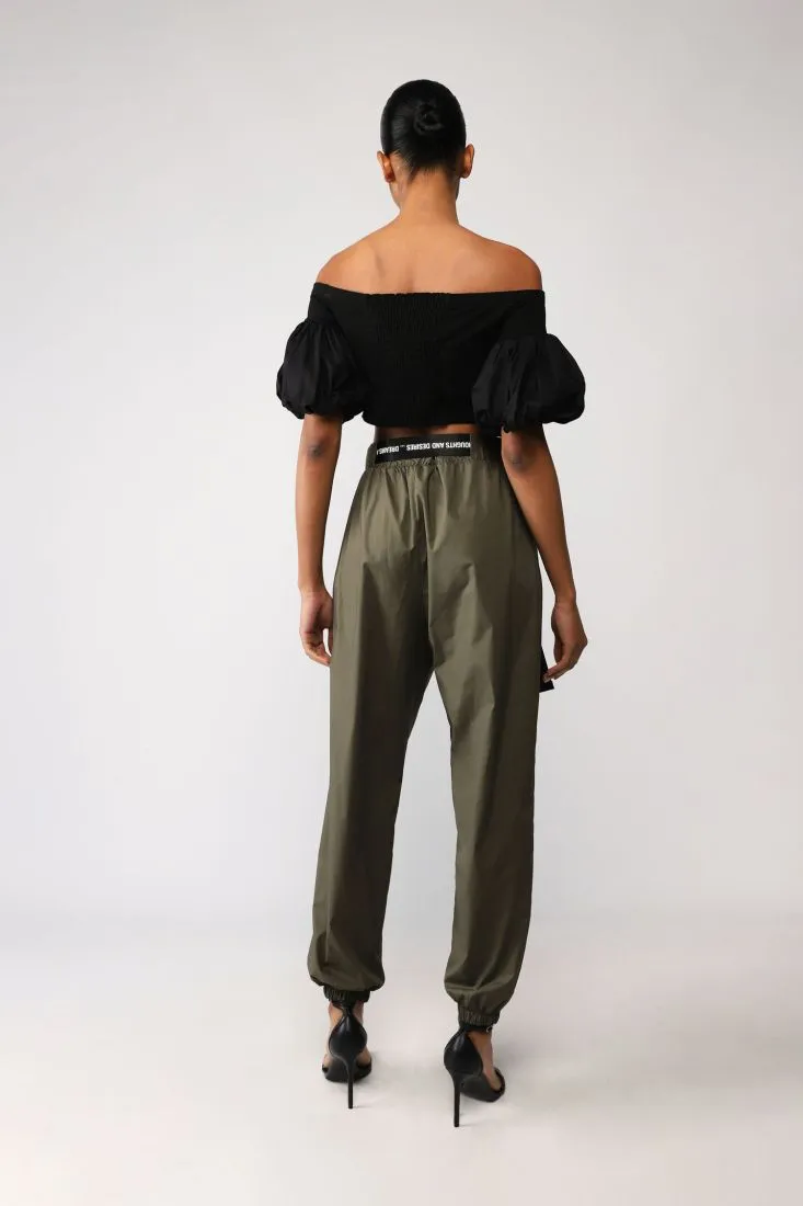 Pantaloni baggy con cintura a contrasto e pinces