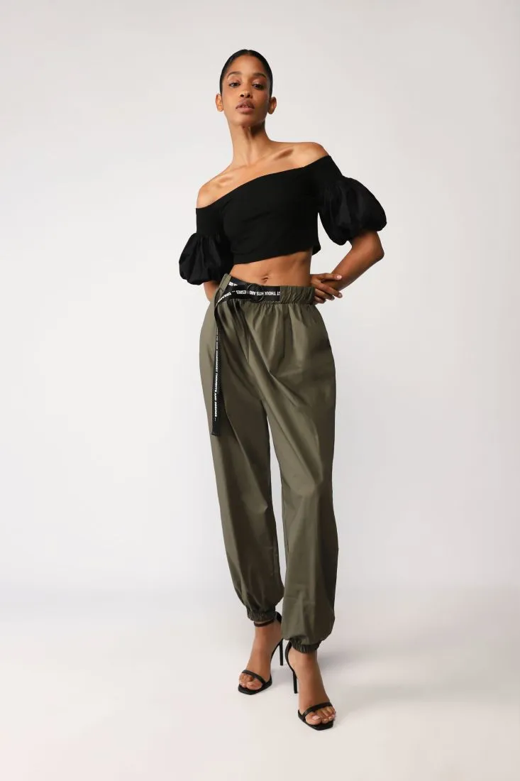 Pantaloni baggy con cintura a contrasto e pinces