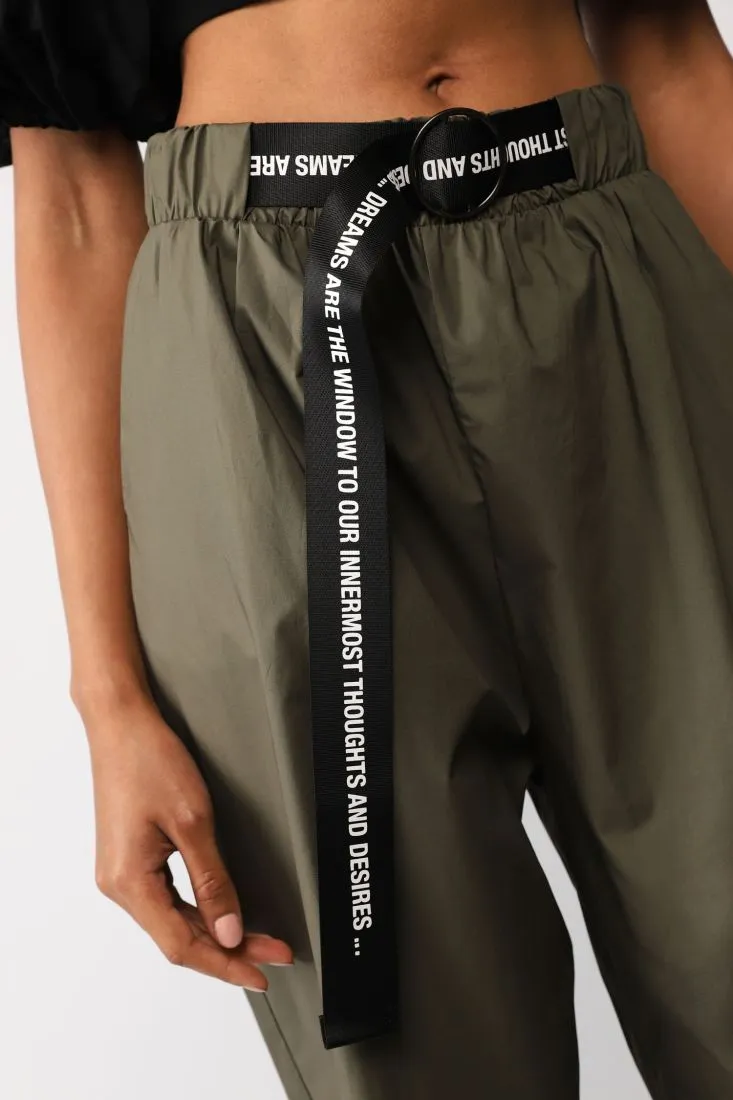 Pantaloni baggy con cintura a contrasto e pinces