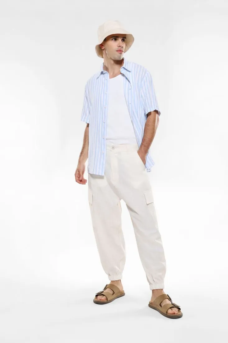 Pantaloni cargo con tasche verticali e orlo inferiore elasticizzato