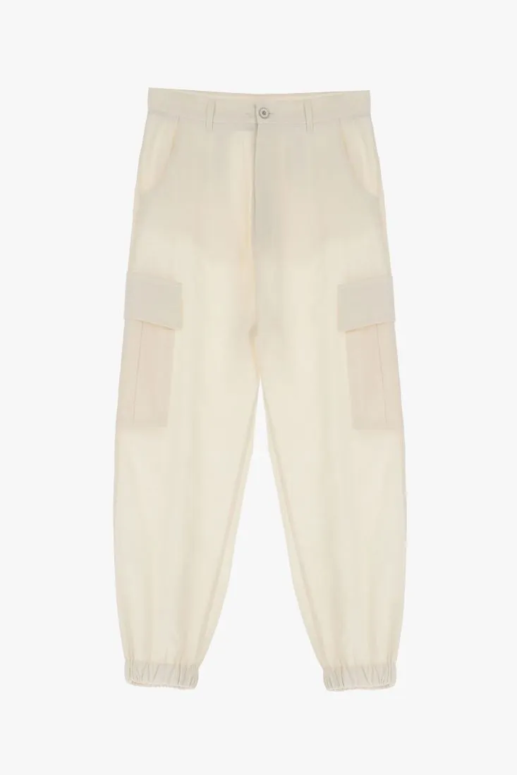 Pantaloni cargo con tasche verticali e orlo inferiore elasticizzato