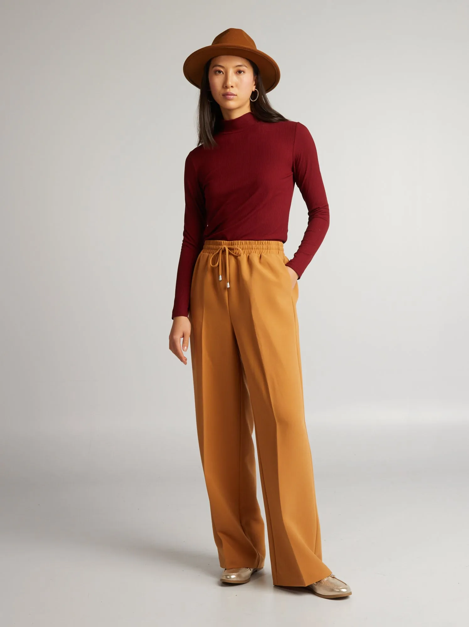 Pantaloni dritti con lacci da annodare - MARRONE