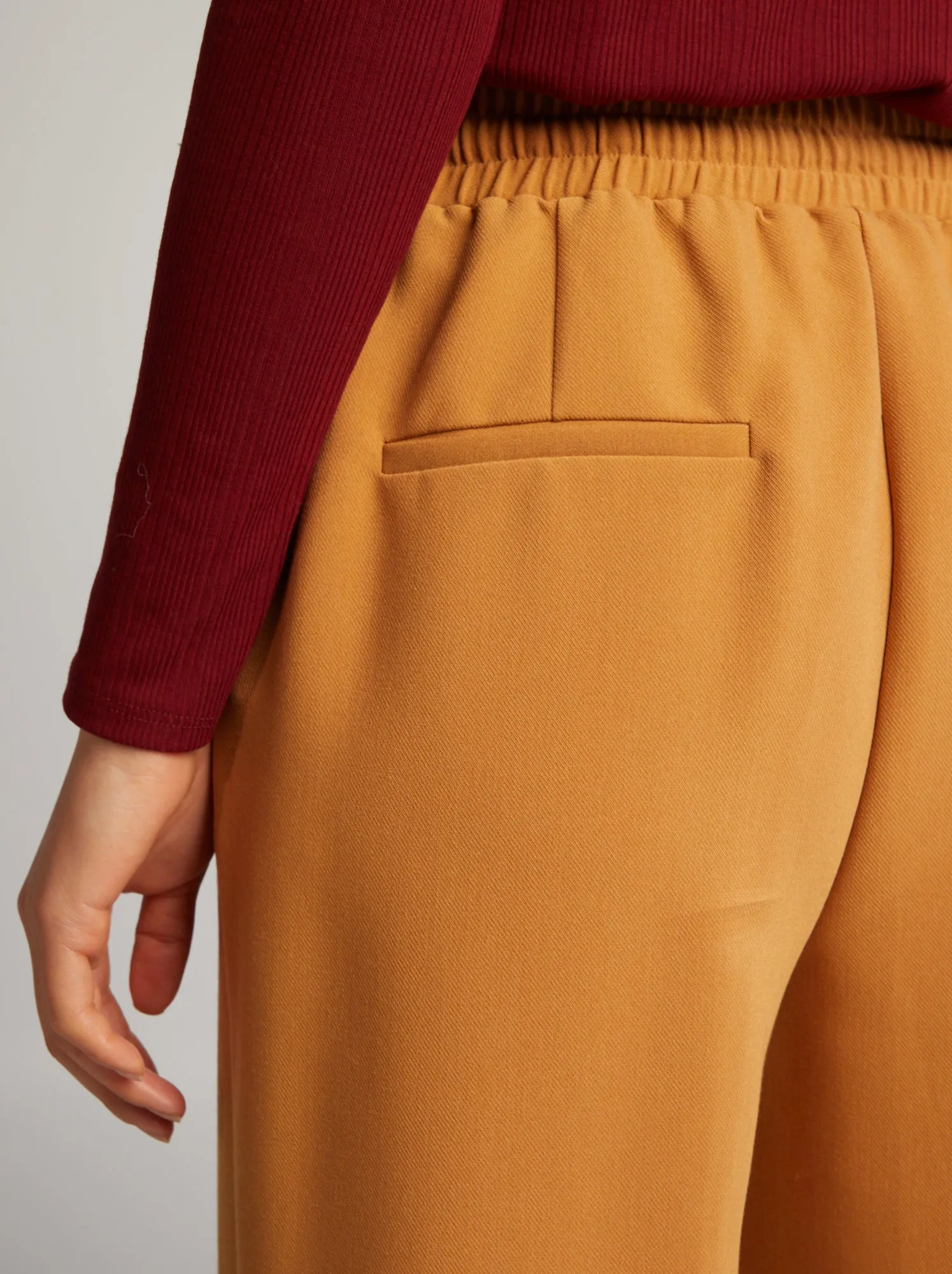 Pantaloni dritti con lacci da annodare - MARRONE