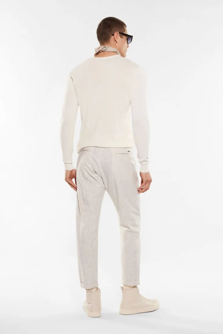 Pantaloni slim-fit fantasia a righe con tasche verticali