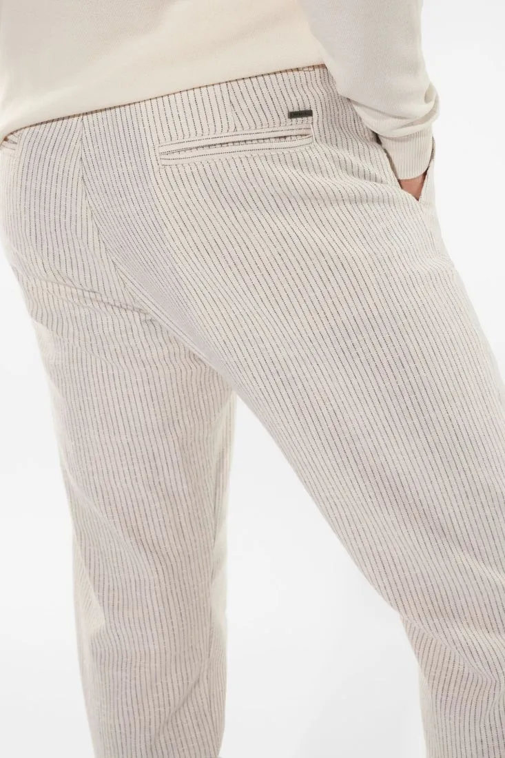 Pantaloni slim-fit fantasia a righe con tasche verticali