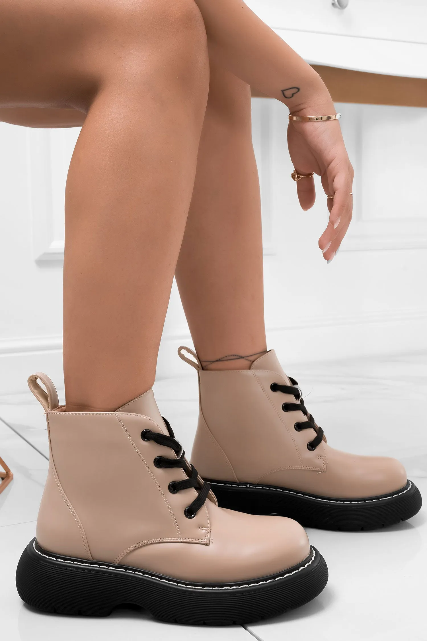 Stivaletti anfibi beige con lacci