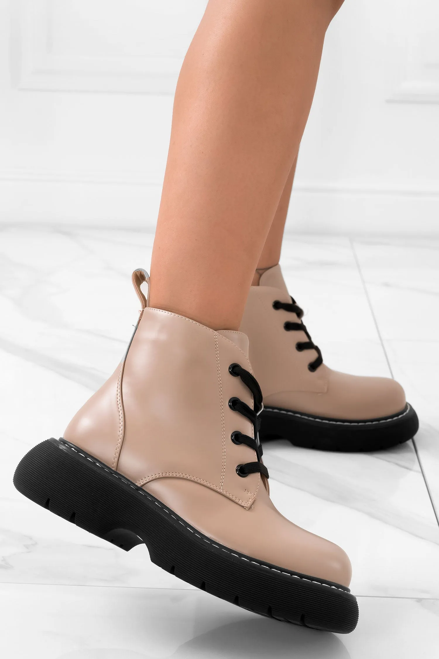 Stivaletti anfibi beige con lacci