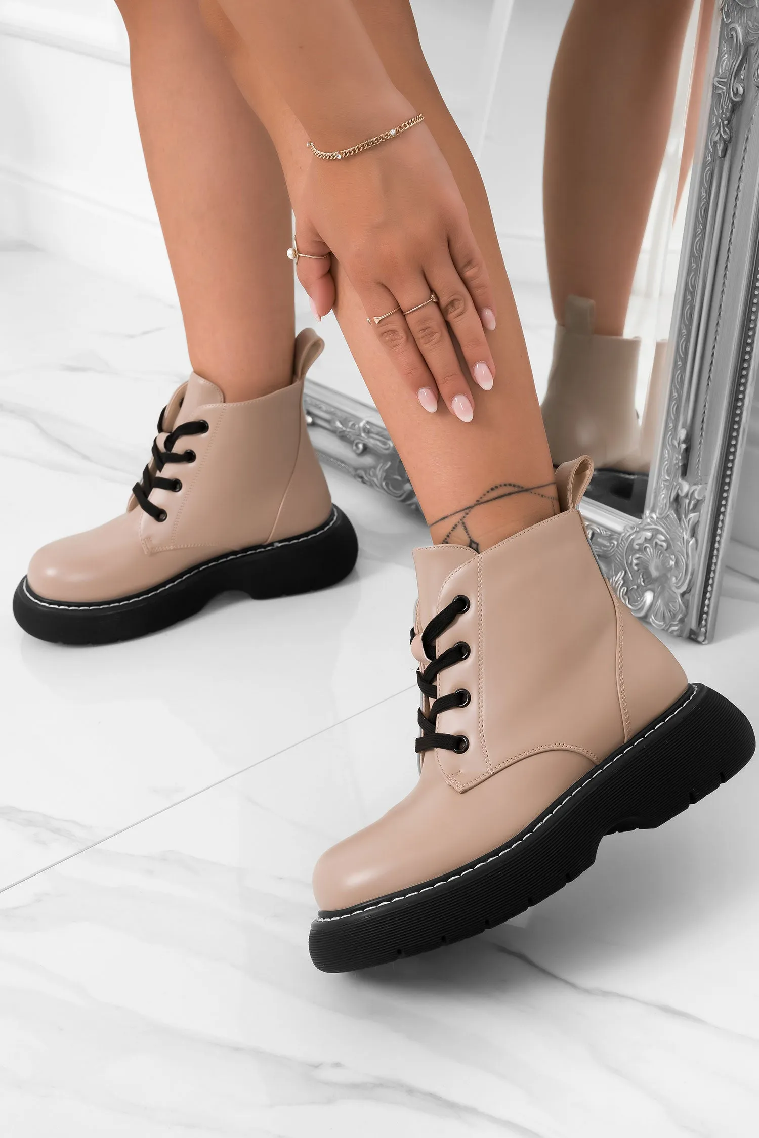 Stivaletti anfibi beige con lacci