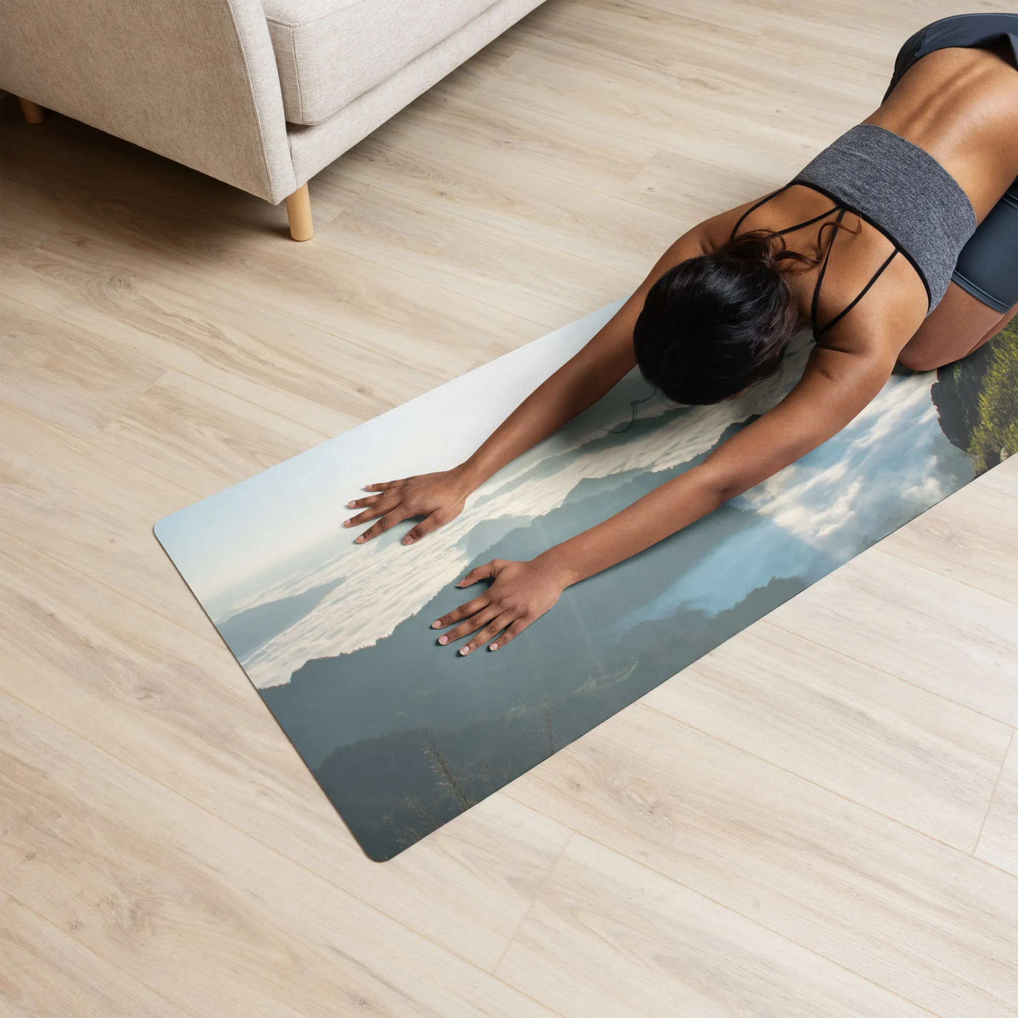 Tappetino per yoga con paesaggio visto dall'alto