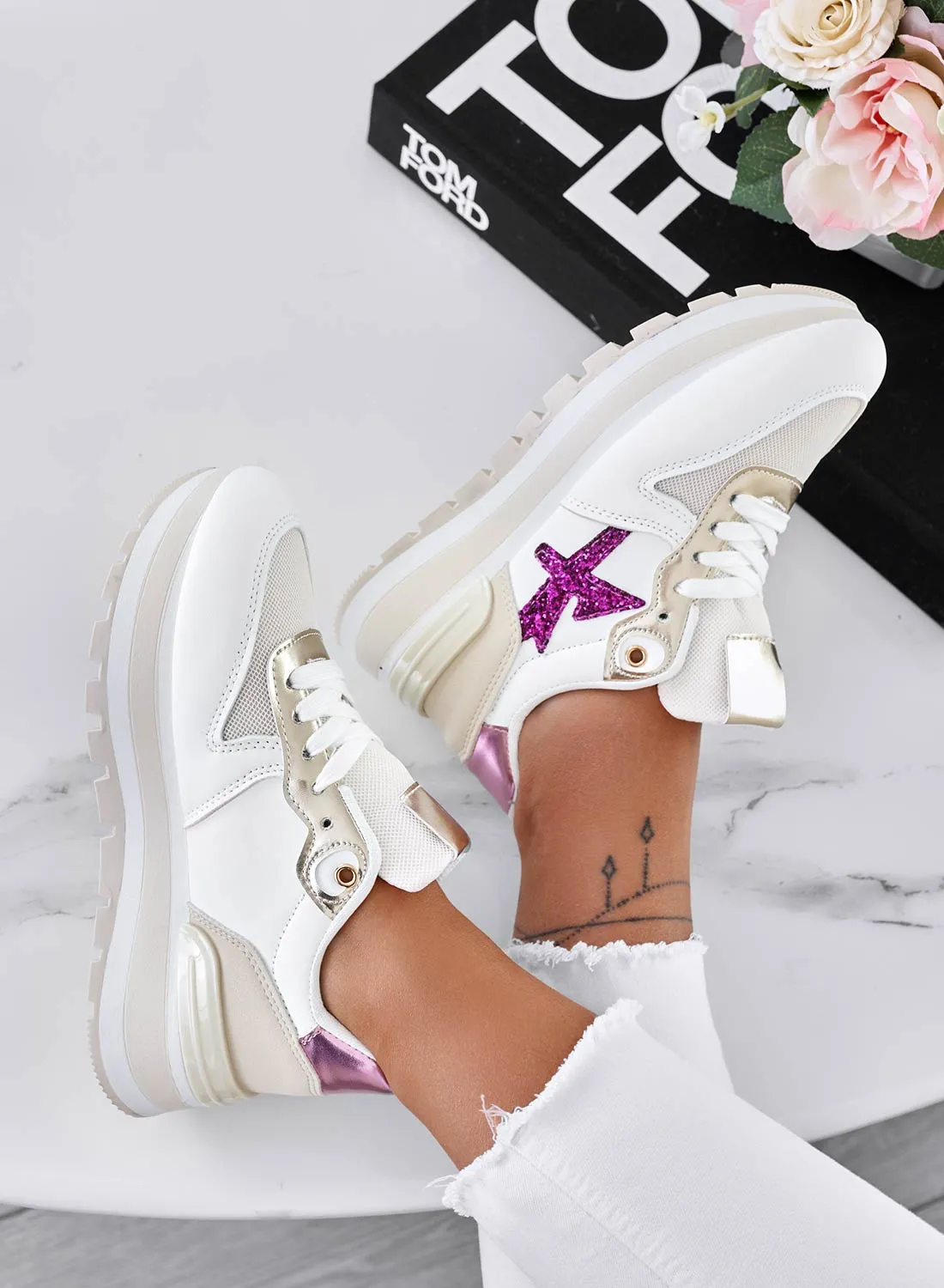 TYLER - Sneakers bianche con inserti glitter fuxia