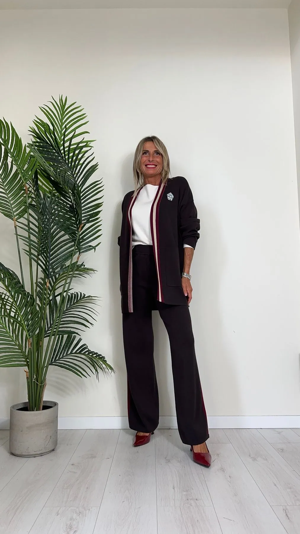 VICOLO - 44017S - CARDIGAN IN MAGLIA DI 100% VISCOSA, SCOLLO SCIALLATO CON PROFILI RIGHE A CONTRASTO E SPILLA GIOIELLO