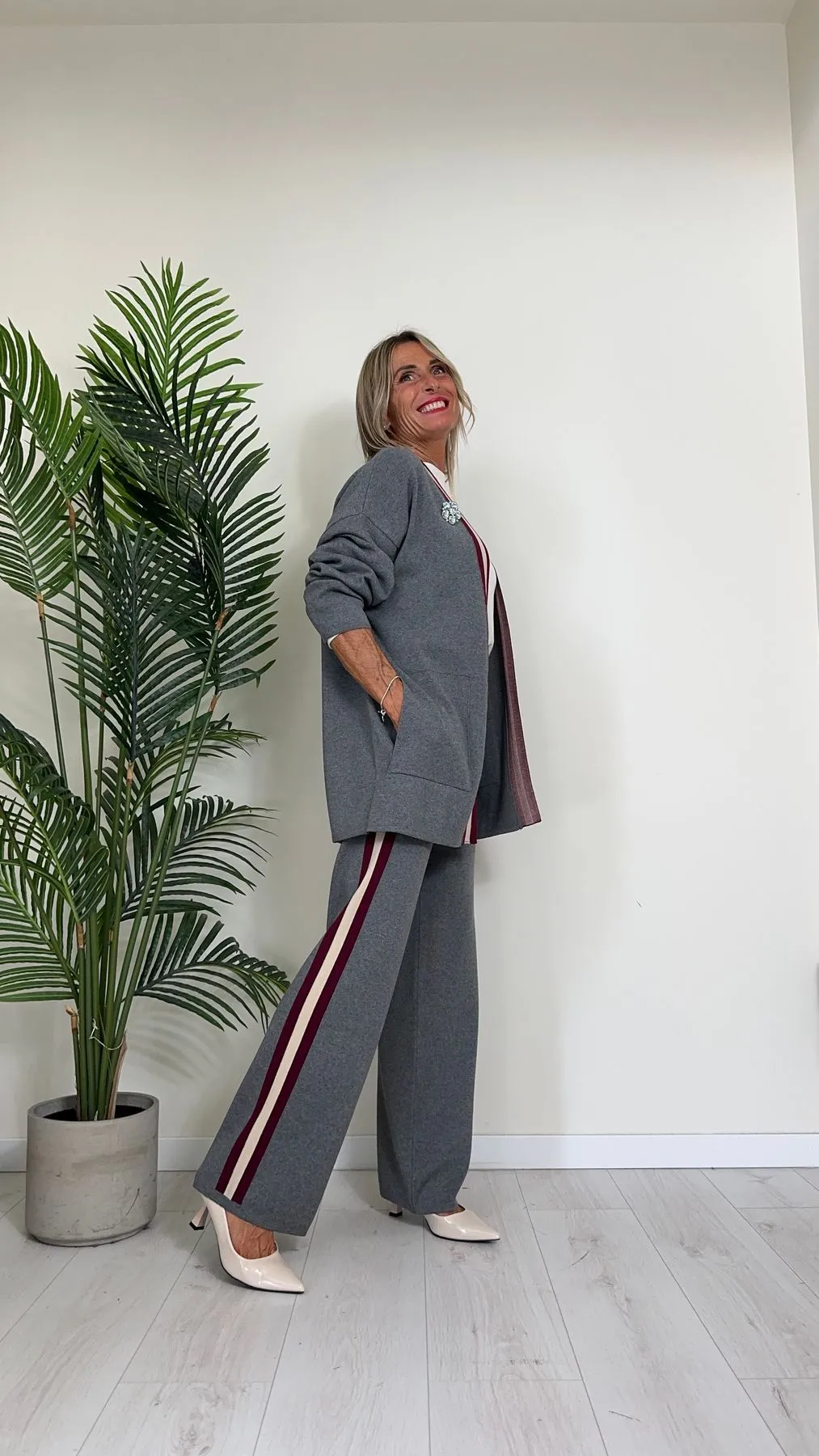 VICOLO - 44017S - CARDIGAN IN MAGLIA DI 100% VISCOSA, SCOLLO SCIALLATO CON PROFILI RIGHE A CONTRASTO E SPILLA GIOIELLO