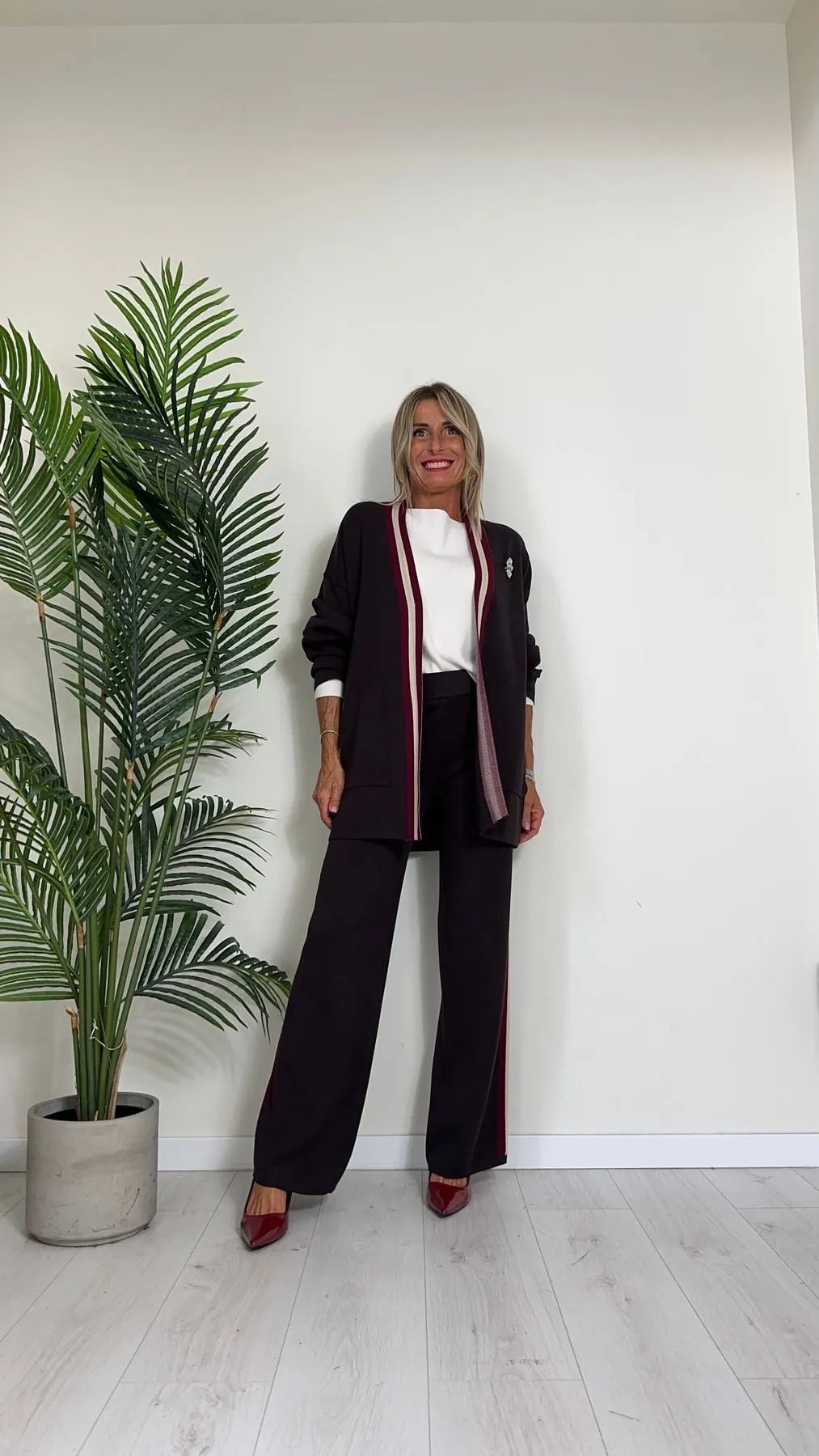 VICOLO - 44017S - CARDIGAN IN MAGLIA DI 100% VISCOSA, SCOLLO SCIALLATO CON PROFILI RIGHE A CONTRASTO E SPILLA GIOIELLO