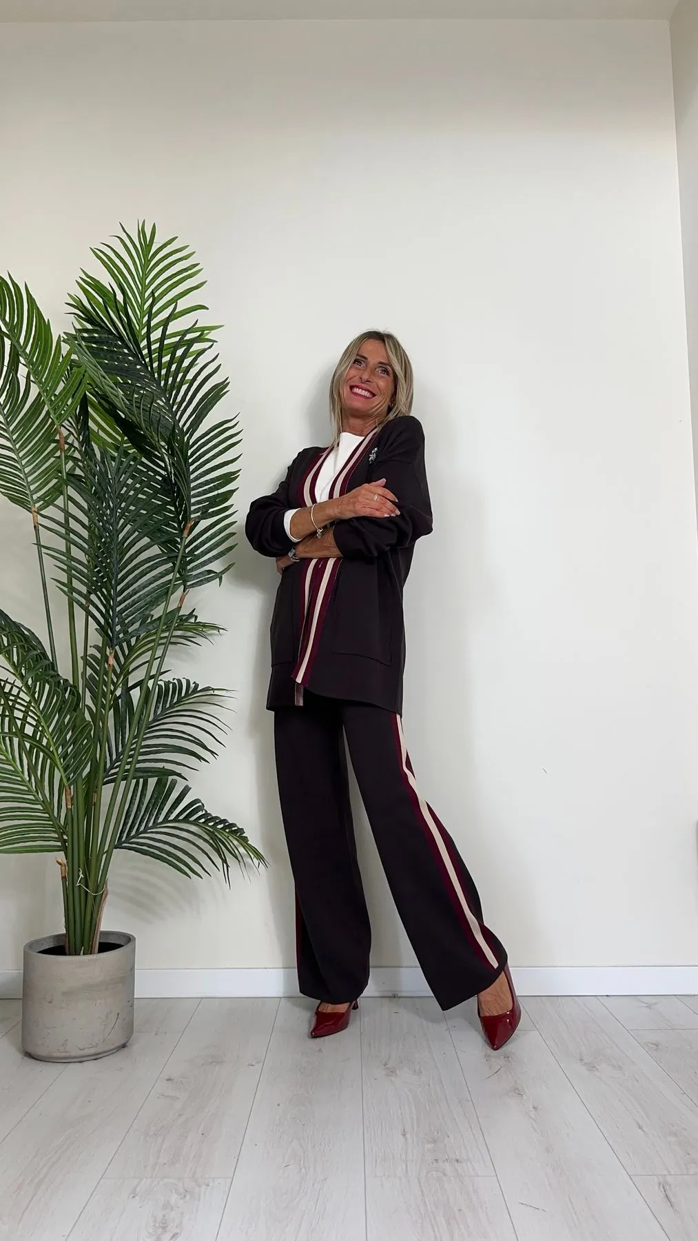 VICOLO - 44017S - CARDIGAN IN MAGLIA DI 100% VISCOSA, SCOLLO SCIALLATO CON PROFILI RIGHE A CONTRASTO E SPILLA GIOIELLO
