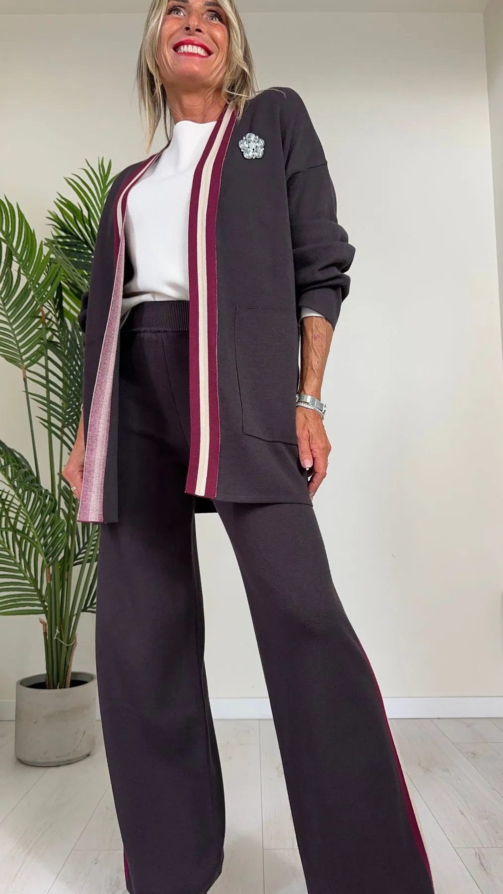 VICOLO - 44017S - CARDIGAN IN MAGLIA DI 100% VISCOSA, SCOLLO SCIALLATO CON PROFILI RIGHE A CONTRASTO E SPILLA GIOIELLO