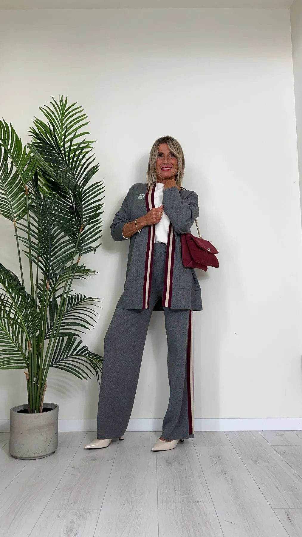 VICOLO - 44017S - CARDIGAN IN MAGLIA DI 100% VISCOSA, SCOLLO SCIALLATO CON PROFILI RIGHE A CONTRASTO E SPILLA GIOIELLO