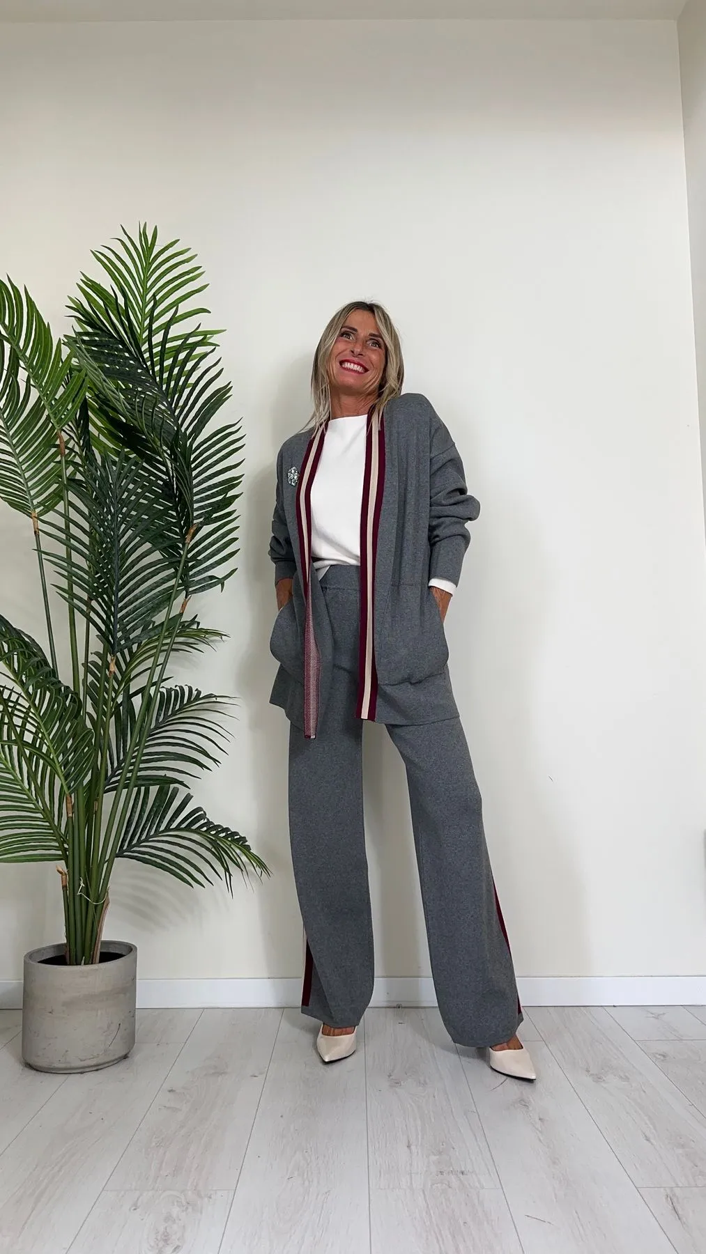 VICOLO - 44017S - CARDIGAN IN MAGLIA DI 100% VISCOSA, SCOLLO SCIALLATO CON PROFILI RIGHE A CONTRASTO E SPILLA GIOIELLO