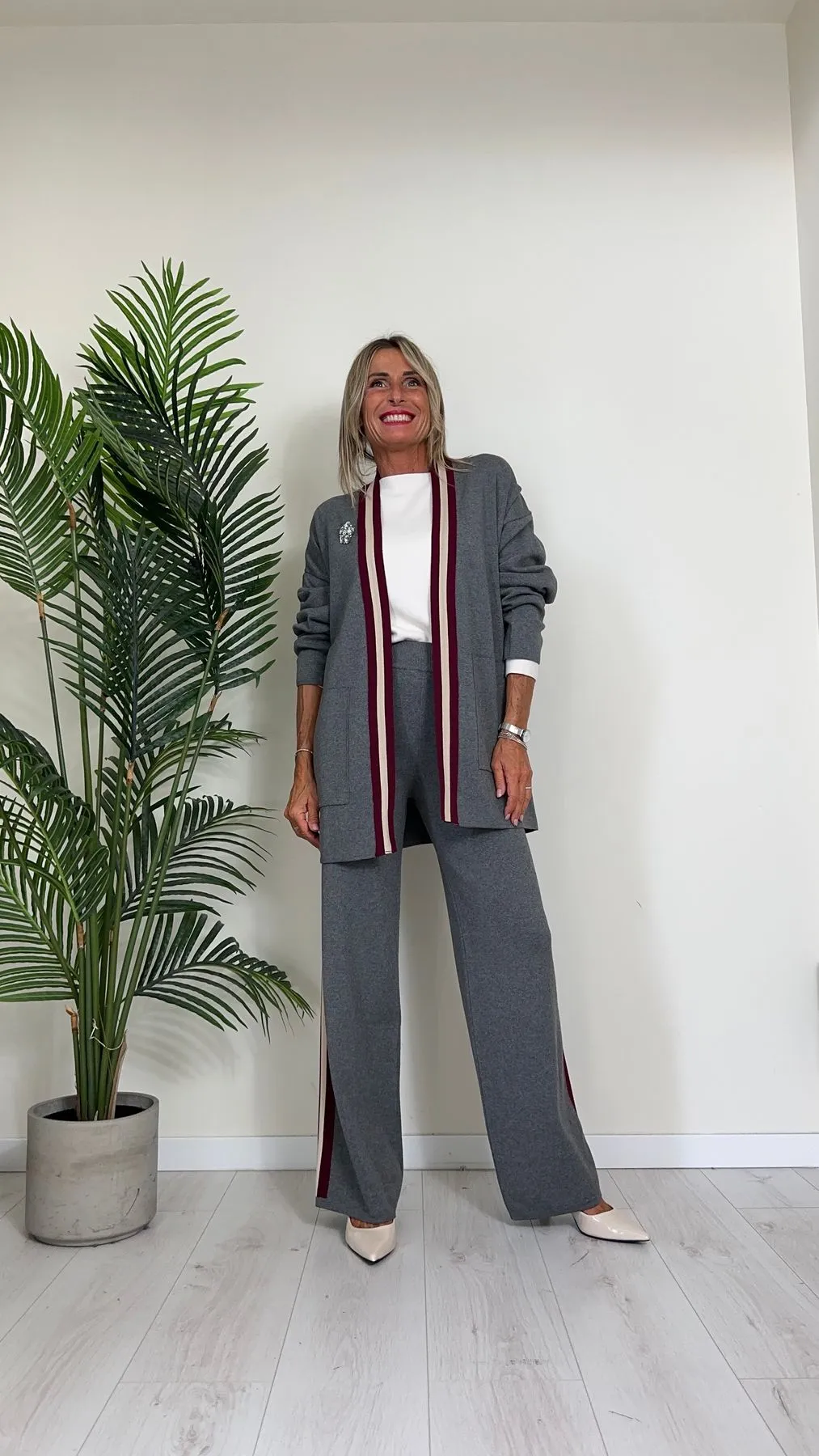VICOLO - 44017S - CARDIGAN IN MAGLIA DI 100% VISCOSA, SCOLLO SCIALLATO CON PROFILI RIGHE A CONTRASTO E SPILLA GIOIELLO